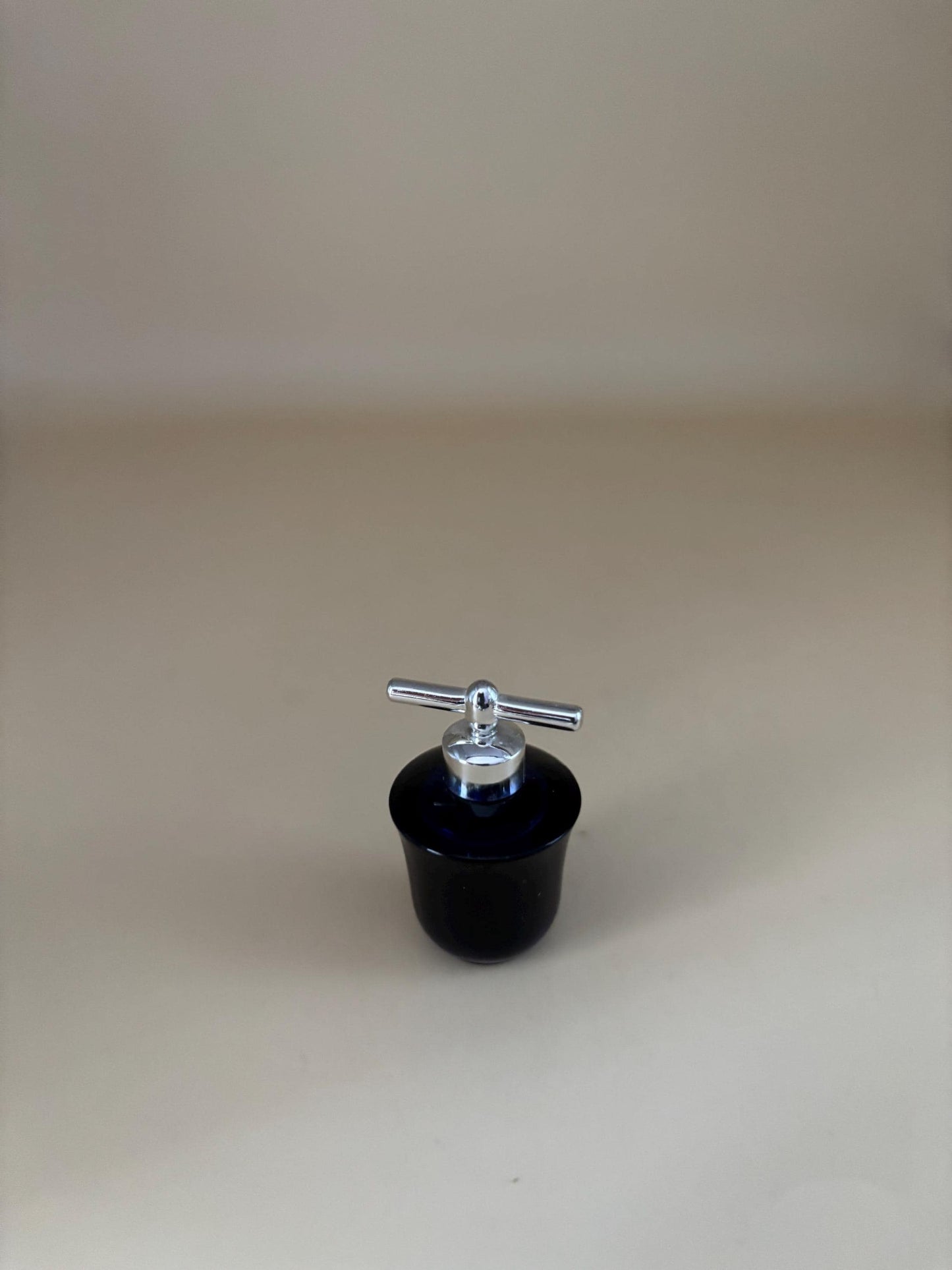 Vintage Liz Claiborne Vivid Perfume Miniature Perfume Bottle 3ml Lover Antiques and Vintage