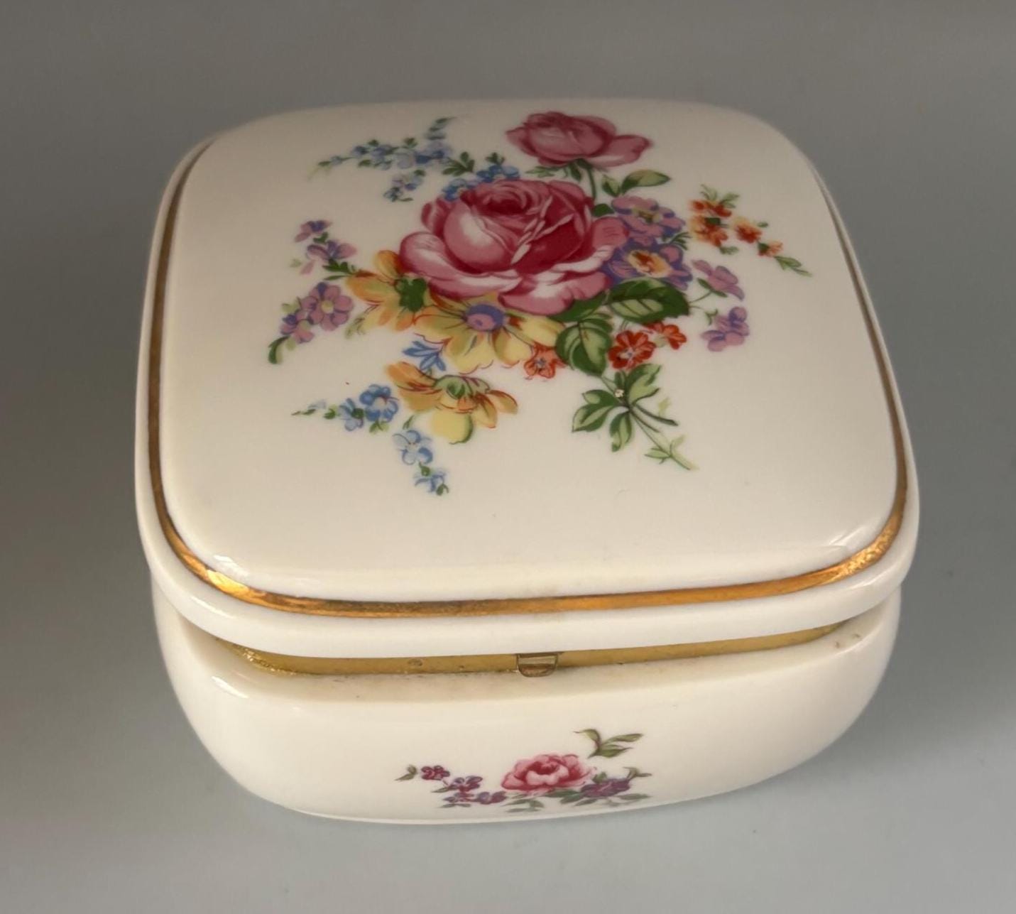 Vintage Colibri Sanko Hand Painted Trinket Box Porcelain with Gold Gilding Lover Antiques and Vintage
